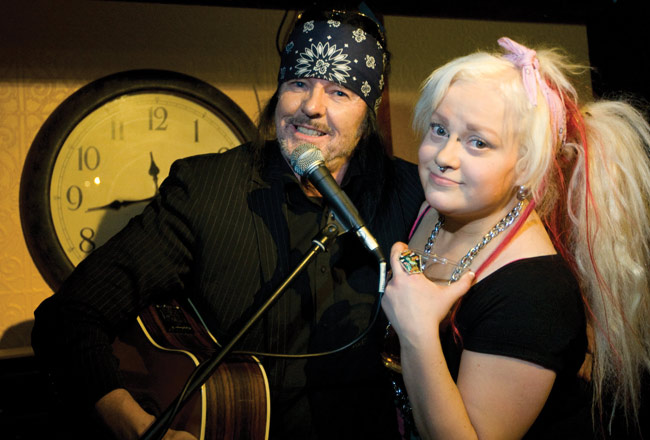 "Ehkä tapaamme Musakuvissa"
Näin kävi.
Kari ja megabeibe
Avainsanat: Kari Peitsamo Mesikämmen Kotka huivi nainen blondi megabeibe