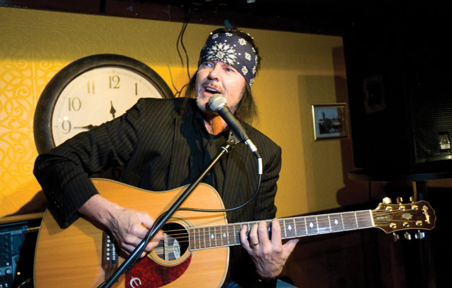 "Ostin sulle jättiläis alttoviulun"
Kari Peitsamo, Mesikämmen, Kotka 2012
Avainsanat: Kari Peitsamo Mesikämmen Kotka huivi