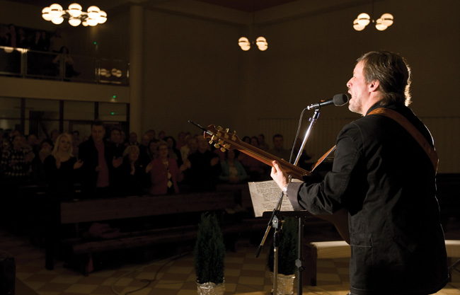 Simojoki laulattaa
.. ja yleisö laulaa, äänissä.
Avainsanat: Pekka SÃmojoki gospel hengellinen Exit helluntaikirkko Kotka laulattaa yleisö Simojoki laulattaa
.. ja yleisö laulaa, äänissä.
Avainsanat: Pekka SÃmojoki gospel hengellinen Exit helluntaikirkko Kotka laulattaa yleisö