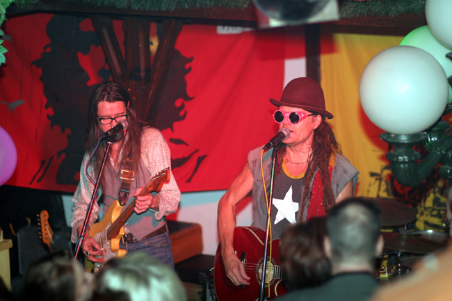Pelle siellä jossain
Pelle Miljoona & Rockers Ravintola Karhussa 2005 vappuna.
Avainsanat: Pelle Miljoona hattu lasit tähti punk rock