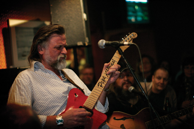 Blues vie?
Vai Mister Blues?
Avainsanat: Pepe Ahlqvist blues kitaristi kitara käsi keskittyä nimi vinguttaa vedattää nimi mr blues yleisö katsoa Blues vie?
Vai Mister Blues?
Avainsanat: Pepe Ahlqvist blues kitaristi kitara käsi keskittyä nimi vinguttaa vedattää nimi mr blues yleisö katsoa