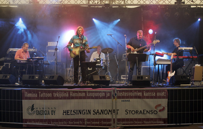 "Rööperiin"
Tattoon tekijät, Hamina 2006.
Avainsanat: Pepe Willberg Hamina Tattoo sponsori lava bändi aita storaenso