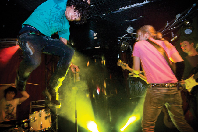 Hyppy
... ja täysi rähinä päällä, Pete Parkkonen 2009.
Avainsanat: Pete Parkkonen idols Vantaa Tulisuudelma Ilari Hämäläinen Henkka hyppy hypätä Hyppy
... ja täysi rähinä päällä, Pete Parkkonen 2009.
Avainsanat: Pete Parkkonen idols Vantaa Tulisuudelma Ilari Hämäläinen Henkka hyppy hypätä