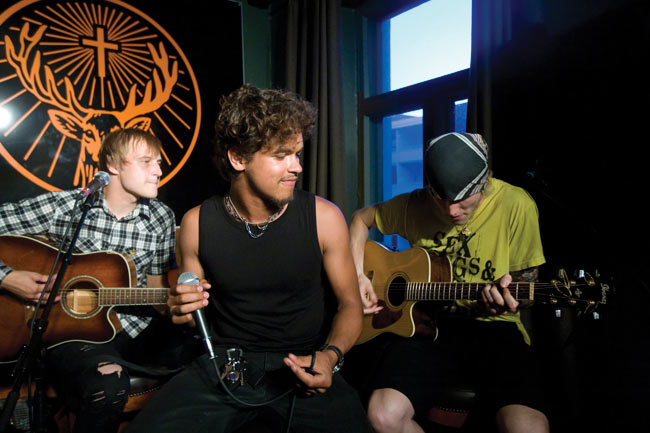 Parkkonen ja Seppälä & Yrjölä
Karoliina 2010
Avainsanat: Pete Parkkonen Idols Kotka risti hiki Karoliina Sokos Teemu Seppälä Lauri Yrjölä