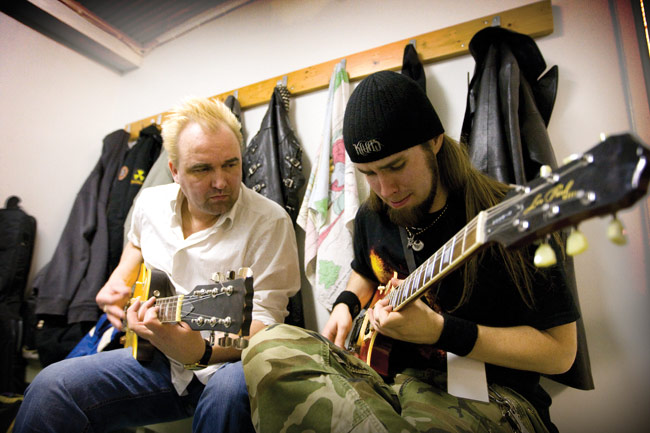Yhteisen sävelen etsintä...
... G-mollista.

Peter ja Markus jammailevat takahuoneessa.
Avainsanat: Dark Winter Fest Sammon talo Karhula Kotka heavy hyväntekeväisyys takahuone Markus Vanhala Peter Palmu