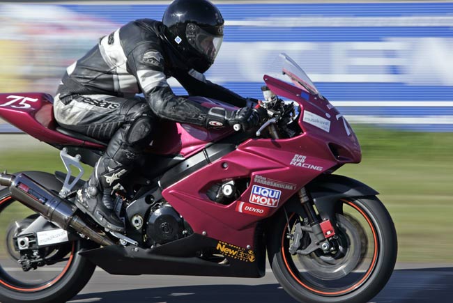 Täysillä
195 hevosvoimaa työntää.
Avainsanat: Keijo Pietilä ECR Racing nopea vauhdikas liike musakuvat kyyryssä ajaa moottoripyörä 195 hevosvoima Täysillä
195 hevosvoimaa työntää.
Avainsanat: Keijo Pietilä ECR Racing nopea vauhdikas liike musakuvat kyyryssä ajaa moottoripyörä 195 hevosvoima