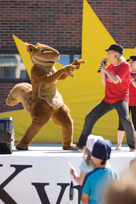 Pikku-Orava yllättää
... juontajat - taas, Kotka 2008.
Avainsanat: Pikku-Orava lasten Meripäivät Kotka eläinhahmo nopeutettu esittää yllättää säikäyttää juontajat aurinko