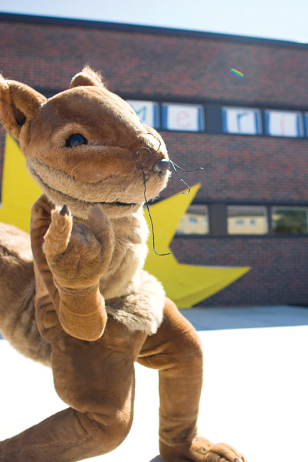 Hevari
... näyttää käsimerkkiä ja taivas lyö tulta, Kotka 2008.
Avainsanat: Pikku-Orava lasten Meripäivät Kotka eläinhahmo nopeutettu esittää hevi taivas lyö tulta