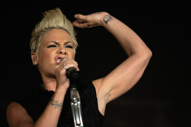 "Don't let me get me!"
Avainsanat: Pink ylähuuli irvistys don't let me get me tatuointi juutalainen biseksuaali
