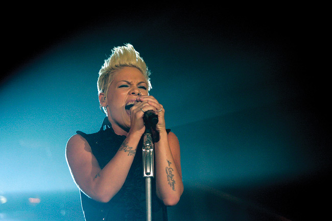 "Run just as fast as I can"
Pink, Jäähalli, Helsinki 2006.
Avainsanat: Pink Alecia Moore solisti artisti pystytukka just like a pill akrobaatti
