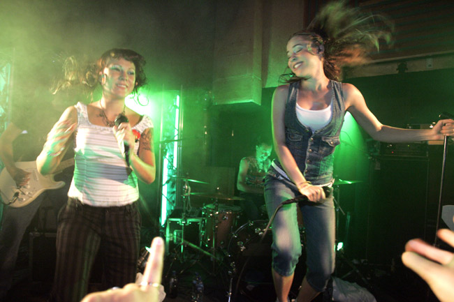 Menopäällä
Vai voiko jollain olla enemmän vauhtia?
Avainsanat: PMMP vauhdikas show liike iloinen Paula Vesala Mira Luoti kädet sormet osoittaa Kotka Amarillo