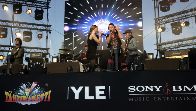 PMMP Kauppatorilla
Lordin kansanjuhla, Helsinki 2006.
Avainsanat: PMMP Kauppatori Mira Luoti Paula Vesala YLE SonyBMG tähtiraketti sponsori kansanjuhla PMMP Kauppatorilla
Lordin kansanjuhla, Helsinki 2006.
Avainsanat: PMMP Kauppatori Mira Luoti Paula Vesala YLE SonyBMG tähtiraketti sponsori kansanjuhla