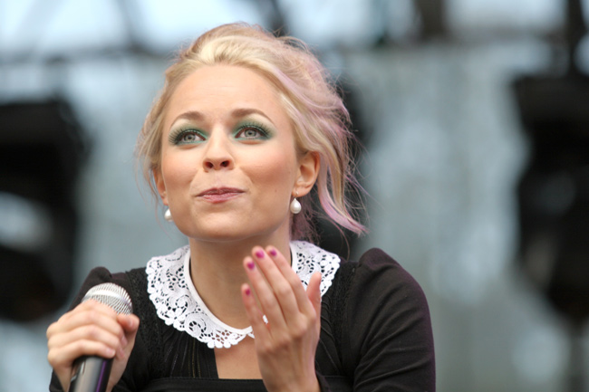 Lentosuukko
Paula antaa lentosuukon.
Avainsanat: Paula PMMP lentosuukko pusu huulet kaunis blondi pitsikaulus