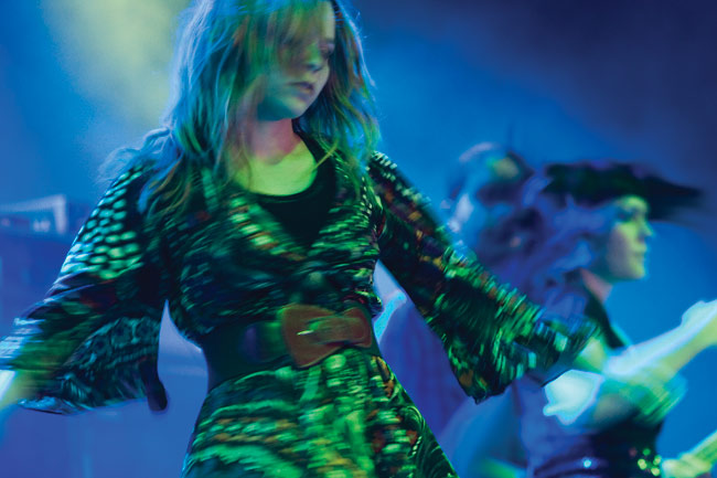 Pyörien
PMMP, Kotka 2008.
Avainsanat: PMMP Paula Vesala Meripäiväareena Kotkan Meripäivät pyöriä liike vauhdikas Pyörien
PMMP, Kotka 2008.
Avainsanat: PMMP Paula Vesala Meripäiväareena Kotkan Meripäivät pyöriä liike vauhdikas