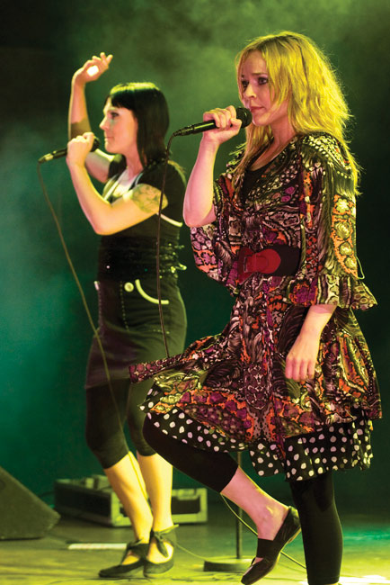 Paulan ja Mian etuviistot puolet
Meripäivät 2008
Avainsanat: PMMP Paula Vesala Mira Luoti Meripäiväareena Kotkan Meripäivät