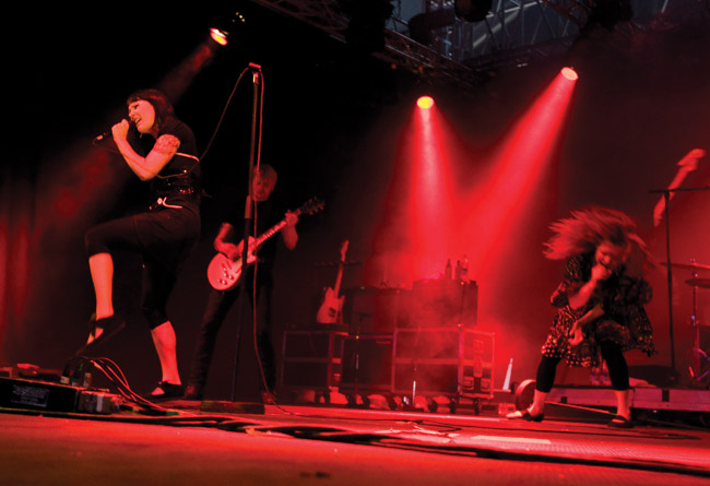 PMMP vauhdissa
... äitiyslomien jälkeen.
Avainsanat: PMMP Paula Vesala Mira Luoti Meripäiväareena Kotkan Meripäivät punainen vauhdikas