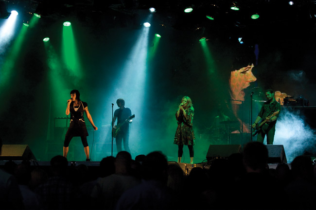 Meripäiväareenalla
PMMP, Kotka 2008.
Avainsanat: PMMP Paula Vesala Mira Luoti Meripäiväareena Kotkan Meripäivät