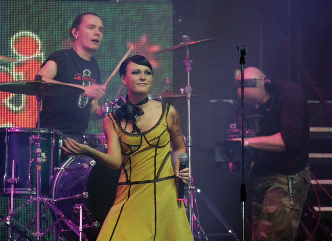 Solisti, rumpali ja kameramies
Mira Luoti, Heikki "Kelju" Kytölä ja joku, Hartwall Areena, Helsinki 2007.
Avainsanat: PMMP Mira Luoti Heikki Kelju Kytölä kameramies kuvata tv-lähetys mekko rumpali solisti NRJ