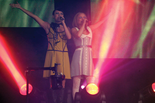 Paulan ja Miran molemmin.. äh eiku..
Valot molemmin puolin
Avainsanat: PMMP Mira Luoti Paula Vesala paulan ja miran molemmat puolet valot molemmin puolin nrj radio awards