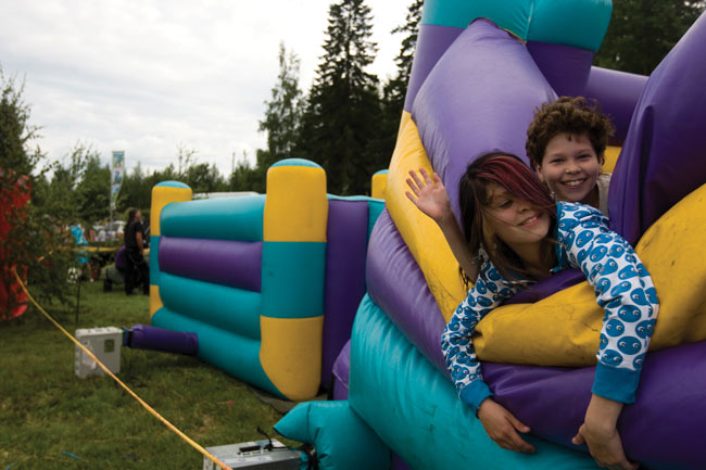 Jokaiselle jotakin
Nuoremmat kurkkivat pomppulinnasta "bäkkäri alueelle"
Avainsanat: Löytty open air Elimäki kouvola pomppulinna lapset Jokaiselle jotakin
Nuoremmat kurkkivat pomppulinnasta "bäkkäri alueelle"
Avainsanat: Löytty open air Elimäki kouvola pomppulinna lapset