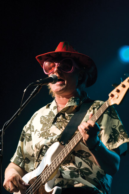 Särmä taustalaulaja
Jyrki Melartin
Avainsanat: Popeda Kotkan Meripäivät punainen hattu lasit basisti Jyrki Melartin