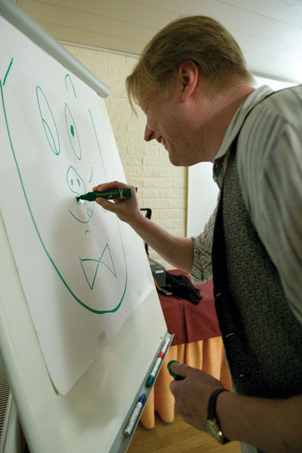 Melartin tekee taidetta
(= Hitler-viiiksiä)
Avainsanat: Popeda Seurahovi Porvoo Jyrki Melartin piirtää taide takahuone