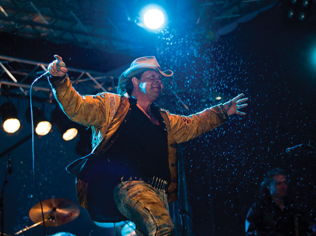 Pate voittaa sateen
Kotka 2010
Avainsanat: Popeda Kotka Rockfestival sade vastatuuli Pate Mustajärvi