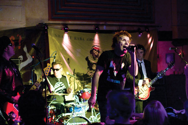 Veteraanipunkkari bändinsä kanssa
Tumppi Varonen & Problems, Amarillo, Kotka 2008.
Avainsanat: Tumppi Varonen & Problems Ripa Schiray Jimi Sero Kimmo Kosenius Amarillo Kotka Veteraanipunkkari bändinsä kanssa
Tumppi Varonen & Problems, Amarillo, Kotka 2008.
Avainsanat: Tumppi Varonen & Problems Ripa Schiray Jimi Sero Kimmo Kosenius Amarillo Kotka