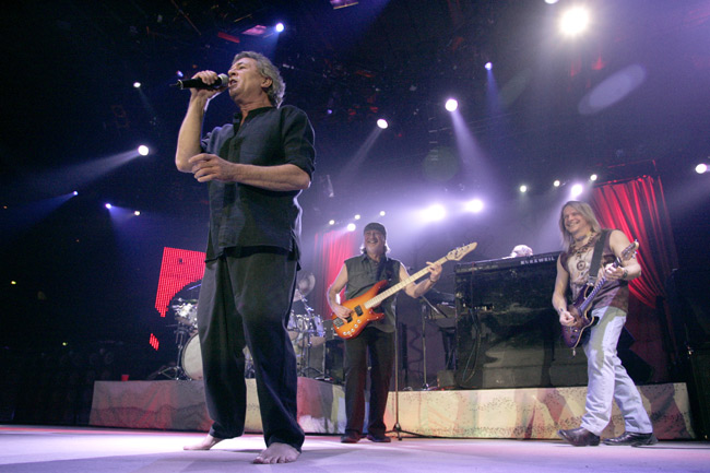 Selän takana
Glover ja Morse tietävät jotakin, mitä...
Avainsanat: Deep Purple Ian Gillan Steve Morse Roger Glover iloinen hauskaa nauttia show lava