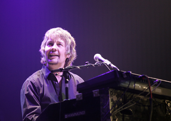 Airey
Don Airey on soittanut koskettimia tosi monissa raskaan rokin legendoissa. Deep Purplen jäsen hän on ollut vuodesta 2002.
Avainsanat: Deep Purple Don Airey koskettimet Rainbow Whitesnake Gary Moore Black Sabbath Michael Schenker group Jethro Tull Judas Priest Airey
Don Airey on soittanut koskettimia tosi monissa raskaan rokin legendoissa. Deep Purplen jäsen hän on ollut vuodesta 2002.
Avainsanat: Deep Purple Don Airey koskettimet Rainbow Whitesnake Gary Moore Black Sabbath Michael Schenker group Jethro Tull Judas Priest