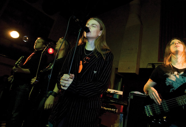 Herkkänä rivissa
Mikko Kosonen, Erkka Korhonen, Ari Koivunen ja Erkki Silvennoinen, Kotka 2007.
Avainsanat: Raskas Joulu Kotka 2007 Amarillo hevi heavy raskasta raskaasti sovitettu joululauluja Erkki Silvennoinen Erkka Korhonen Ari Koivunen Mikko Kosonen