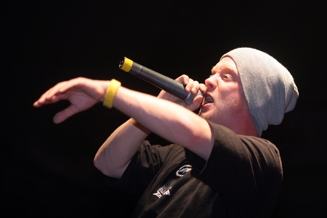 Käsi heiluu
Avainsanat: Redrama rap Lasse Mellberg räppäri pipo kauniaisten kapinallinen vaaleat ripset ruotsinsuomalainen Käsi heiluu
Avainsanat: Redrama rap Lasse Mellberg räppäri pipo kauniaisten kapinallinen vaaleat ripset ruotsinsuomalainen