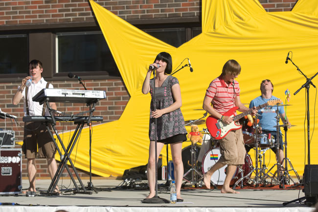 Pieni ja ihmeellinen
Retropop, Lasten Meripäivät, Kotka 2008.
Avainsanat: Retropop Saila Lasten Meripäivät Kotka Pieni ja ihmeellinen piirroshahmot Tommi Mika Olli aurinko Pieni ja ihmeellinen
Retropop, Lasten Meripäivät, Kotka 2008.
Avainsanat: Retropop Saila Lasten Meripäivät Kotka Pieni ja ihmeellinen piirroshahmot Tommi Mika Olli aurinko