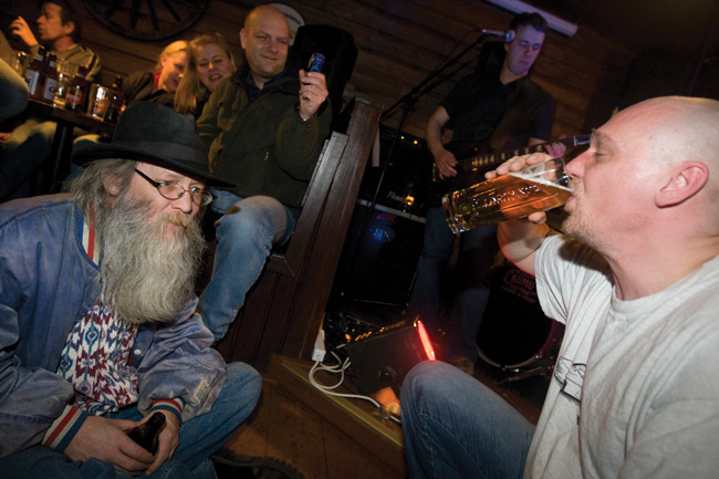 Lennonjohto on antanut...
... Ritolalle luvan laskeutua kansan pariin.
Avainsanat: Marko Ritola Lennonjohto Hovi Pub juoda olutta kalja fanit kansa lattialla