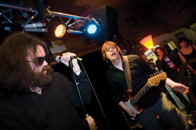 Jim ja Clapa
Doors-covereita
Avainsanat: The Roars doors-cover Back room Jim Morrison Jussi Serengil  Clapa