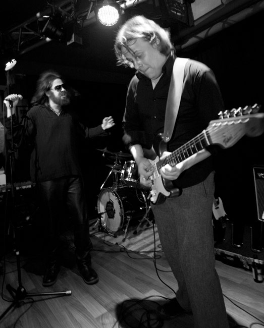 Let it roll baby roll
The Roars vetää kiitettävästi Doorsia...
Avainsanat: The Roars doors-cover Back room Jim Morrison Jussi Serengil  Clapa