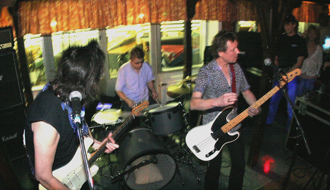 Rock'n'roll fire
Rock'n'roll band, Ravintola Karhu, Kotka 2005.
Avainsanat: Rock'n'roll band Dave Lindholm Pave Maijanen Affe Forsman I'm gonna roll rock'nroll fire Rock'n'roll fire
Rock'n'roll band, Ravintola Karhu, Kotka 2005.
Avainsanat: Rock'n'roll band Dave Lindholm Pave Maijanen Affe Forsman I'm gonna roll rock'nroll fire