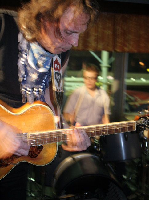 Soolo
Dave vinguttaa.
Avainsanat: Rock'n'roll band Dave Lindholm Affe soolo kitaristi slideputki vinguttaa 30-vuotiskiertue Soolo
Dave vinguttaa.
Avainsanat: Rock'n'roll band Dave Lindholm Affe soolo kitaristi slideputki vinguttaa 30-vuotiskiertue