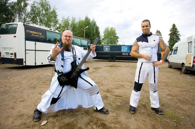 Ennen keikkaa
Glamouria Koria-Rollin backstage-alueella. Kyllä lähtee...
Avainsanat: Ruoska industrial metal Koria-Roll Elimäki festivaali kesä nyrkki näyttää tatuointi poseerata pelleillä Ennen keikkaa
Glamouria Koria-Rollin backstage-alueella. Kyllä lähtee...
Avainsanat: Ruoska industrial metal Koria-Roll Elimäki festivaali kesä nyrkki näyttää tatuointi poseerata pelleillä