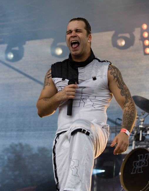 Kieltä
Patrik Mennander
Avainsanat: Ruoska industrial metal Koria-Roll Elimäki festivaali kesä näyttää tatuointi kieli