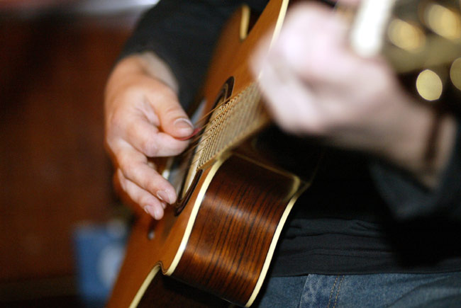 Plektralla
Akustista kitaraa plekulla.
Avainsanat: kitara plektra käsi Simo Sahari Sydänmaa