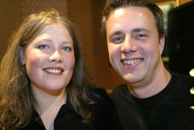 Simo ja Petra
Simo ja Petra Sahari, Pub Albert, Kotka 2005.
Avainsanat: Petra Sahari Simo kaksikko pari duo hymyt poseerata