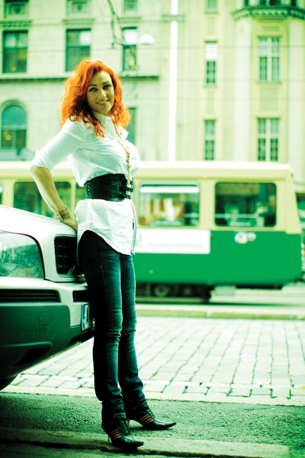 Saija Varjus
Avainsanat: Saija Varjus levynjulkistamistilaisuus levyjulkkarit poseerata kaunis seksikäs punapää tangokuningatar vihreä raitiovaunu mannerheimintie Helsinki nojata auto