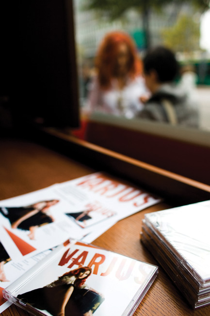 Levynjulkistamistilaisuus
Levyt ja esitteet pöydälle, Saija antaa haastattelua, Iskelmäbaari, Helsinki 2007.
Avainsanat: Saija Varjus levynjulkistamistilaisuus levyjulkkarit levy pino paketissa muovit esite pr-tiedote lehdistötiedote haastattelu