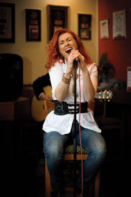 Ã„äntä lähtee
Saija Varjus laulaa levyjulkkareissa
Avainsanat: Saija Varjus levynjulkistamistilaisuus levyjulkkarit punapää tangokuningatar laulaa punatukkainen