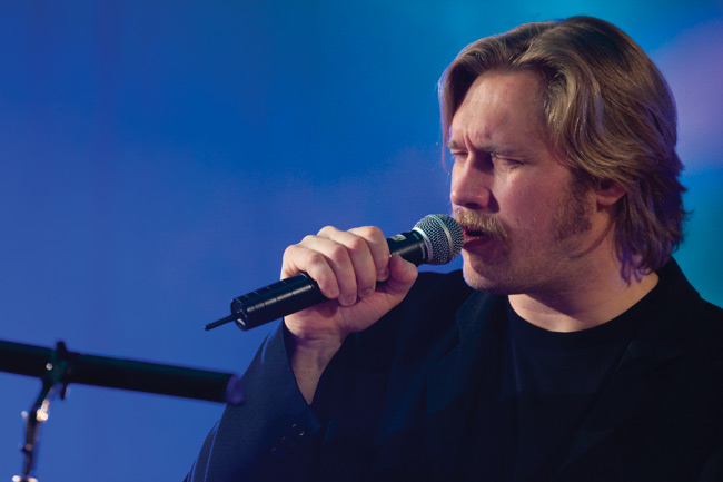 Tulkitsija
Samuli Edelmann
Avainsanat: Samuli Edelmann Yleisessä saunassa konserttitalo Juha Vainio Kotka yleisö tulkita näyttelijä silmät kiinni Tulkitsija
Samuli Edelmann
Avainsanat: Samuli Edelmann Yleisessä saunassa konserttitalo Juha Vainio Kotka yleisö tulkita näyttelijä silmät kiinni