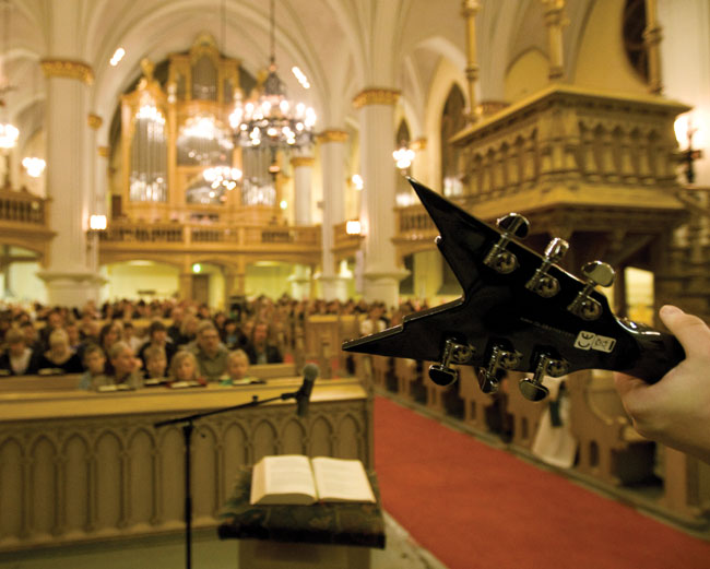 Sanaa ja sähkökitaraa
Metallimessu, Kotka 2009.
Avainsanat: Metallimessu hevijumalanpalvelus Kotkan kirkko Raamattu sähkökitara