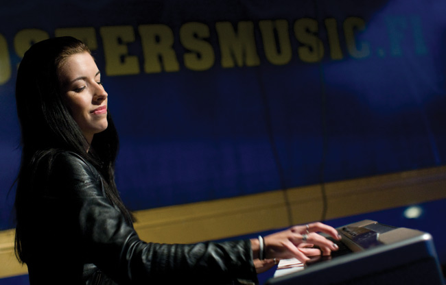 Kosketinsoittaja
Satu-Maaria Mäkiniemi pianoilee Lauri Tähkän duo-keikalla, Kotka 2009.
Avainsanat: Satu-Maaria Mäkiniemi Iiris kaunis suloinen seksikäs hymy Lauri Tähkä duo koskettimet piano