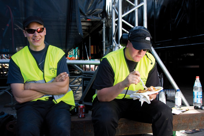 Järkkärin ateria
Tauko työpaikalla ihan päälavan edessä.
Avainsanat: Sauna open air metal festivat festari Tampere järjestysmies tauko syödä ateria