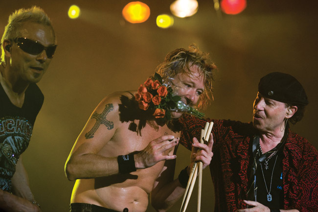 No pain no gain
James Kottak syö salaattia
Avainsanat: Scorpions heavy hevi nahkahousut balladit Kotka Meripäivät Klaus Meine Rudols Schenker James Kottak kukka kukat ruusut suussa
